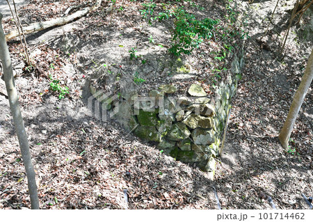 備前「三石城」曲輪、石垣、堀切と眺望 101714462