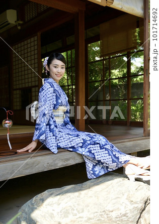 古民家の縁側にたたずむ美しい浴衣姿の女性 古民家の縁側にたたずむ美しい浴衣姿の女性 101714692