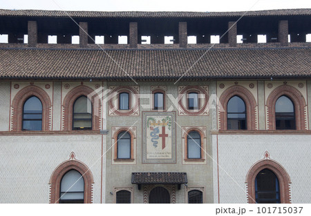 スフォルツェスコ城中庭側から見た建物。中央はヴィスコンティ家の紋章とミラノ市の紋章である 101715037