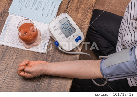 【血圧を計る主婦 正常】 【血圧を計る主婦 正常】 101715418