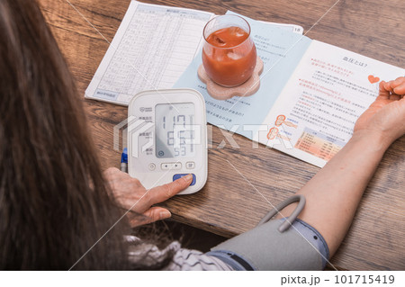【血圧を計る主婦　低め】 101715419