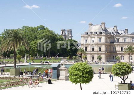 フランスのパリ6区にある夏のリュクサンブール公園で楽しむ人々。建物はリュクサンブール宮殿 フランスのパリ6区にある夏のリュクサンブール公園で楽しむ人々。建物はリュクサンブール宮殿 101715756