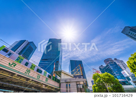 日本の東京都市景観 渋谷駅や林立するビル、山手線などを望む。都心は5月下旬の暖かさ＝4月19日 101716429