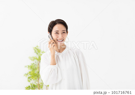 スマホで通話する女性 スマホで通話する女性 101716761