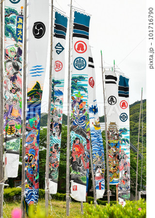 高知県梼原市道の駅の土手に並び風にはためく武者のぼり 101716790