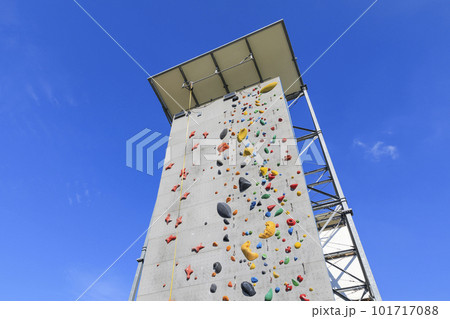 青空に映えるクライミングウォール 青空に映えるクライミングウォール 101717088