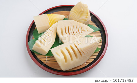 皮を剥いて茹でたタケノコ 101718482