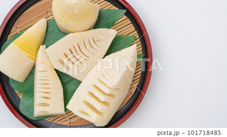 皮を剥いて茹でたタケノコ 101718485