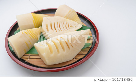 皮を剥いて茹でたタケノコ 101718486