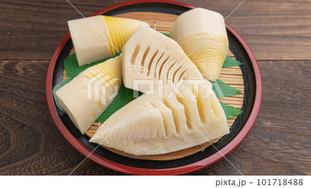 皮を剥いて茹でたタケノコ 101718488