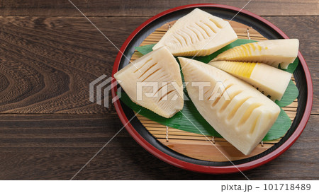 皮を剥いて茹でたタケノコ 101718489