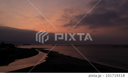 海から登る朝日 海から登る朝日 101719318
