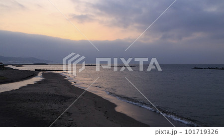 海から登る朝日 101719326