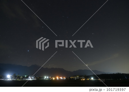 北杜市白州町、春の宵、冬のダイヤモンドと二つの惑星に街灯り 北杜市白州町、春の宵、冬のダイヤモンドと二つの惑星に街灯り 101719397