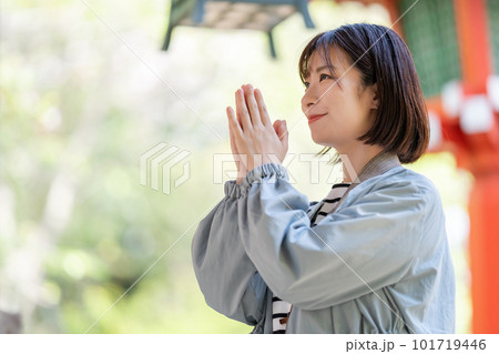 旅行する女性 観光地で写真を撮る女性 観光を楽しむ女性 観光地で散策する女性 休日に旅行する女性 旅行する女性 観光地で写真を撮る女性 観光を楽しむ女性 観光地で散策する女性 休日に旅行する女性 101719446