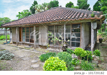 【渡久山家住宅主屋 (有形文化財)】 沖縄県石垣市字大川 【渡久山家住宅主屋 (有形文化財)】 沖縄県石垣市字大川 101720182