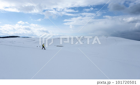 スノーシュートレッキングのイメージ　鳥取砂丘の雪景色  101720501