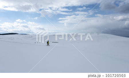スノーシュートレッキングのイメージ　鳥取砂丘の雪景色  101720503