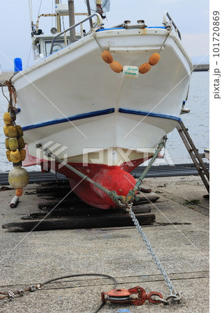 漁港に陸揚げされた漁船　漁港の風景 101720869