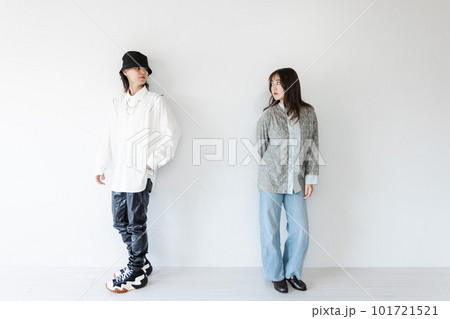 白壁に寄りかかるオシャレなカップル 白壁に寄りかかるオシャレなカップル 101721521