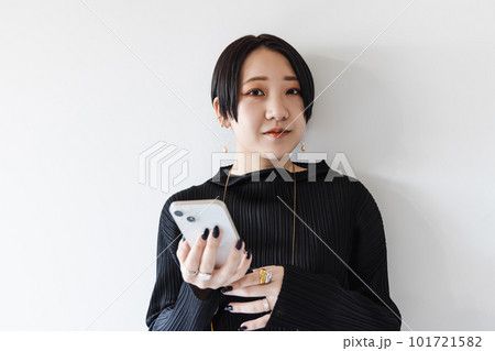 スマホを操作する若い女性 スマホを操作する若い女性 101721582