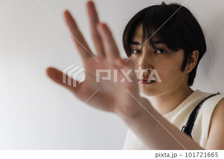 指の間から●●を空かしてみる若い男性 101721665