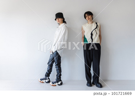 並んで立つオシャレな男性 並んで立つオシャレな男性 101721669