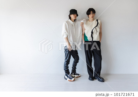 並んで立つオシャレな男性 並んで立つオシャレな男性 101721671