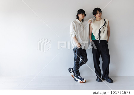 並んで立つオシャレな男性 並んで立つオシャレな男性 101721673