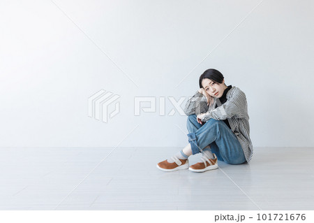 体育座りをする若い女性 101721676