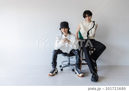 椅子に座るオシャレな男性 椅子に座るオシャレな男性 101721680