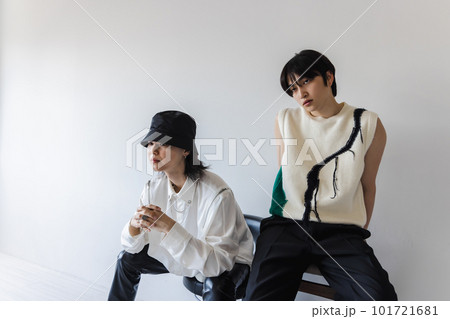 椅子に座るオシャレな男性 101721681