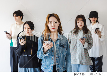スマートフォンを使うZ世代の男女 101721698