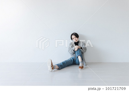 体育座りをする女性　　 101721709