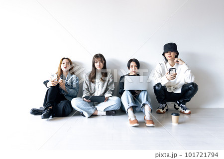 スマートフォン・ノートパソコン・タブレット(ガジェット)を使うZ世代の男女 スマートフォン・ノートパソコン・タブレット(ガジェット)を使うZ世代の男女 101721794