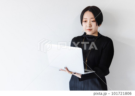 ノートパソコンを使う女性 101721806