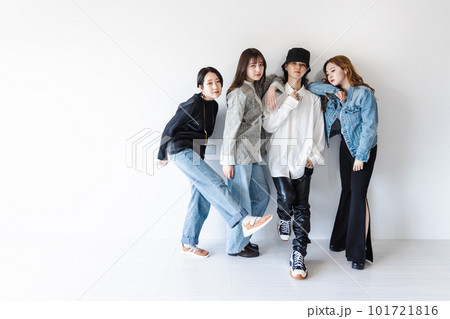 肩を組むZ世代の男女グループ 肩を組むZ世代の男女グループ 101721816