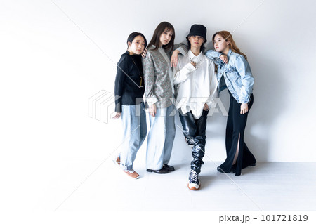 肩を組むZ世代の男女グループ 101721819