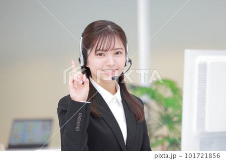 ワンポイントのポーズ_女性オペレーター1 ワンポイントのポーズ_女性オペレーター1 101721856