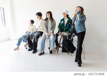 個性的なZ世代の男女グループ 個性的なZ世代の男女グループ 101721949