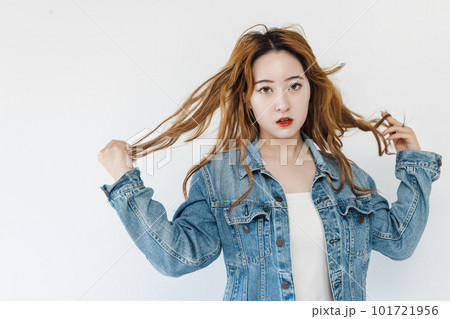 個性的な女性 101721956