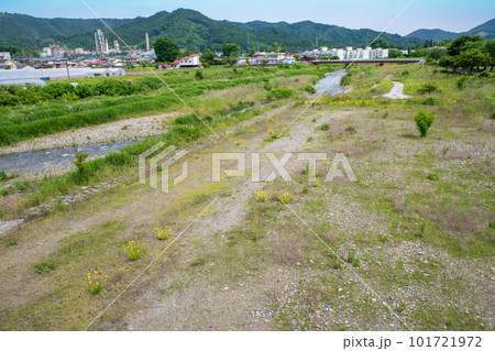 秋山川河原　初夏　田舎の風景　葛生アクトプラザ付近　 101721972