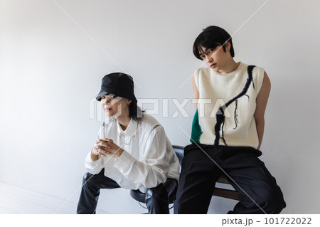 椅子に座るオシャレな男性 椅子に座るオシャレな男性 101722022