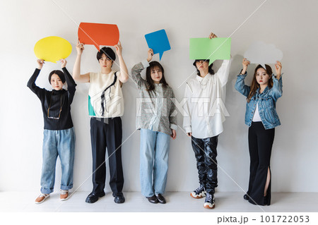 メッセージボードを持つZ世代の男女 メッセージボードを持つZ世代の男女 101722053