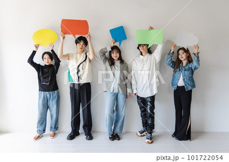 メッセージボードを持つZ世代の男女 メッセージボードを持つZ世代の男女 101722054