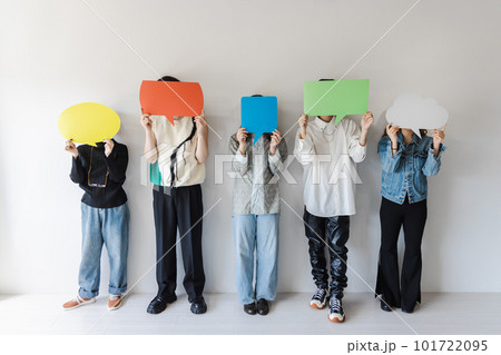 メッセージボードを持つZ世代の男女 101722095
