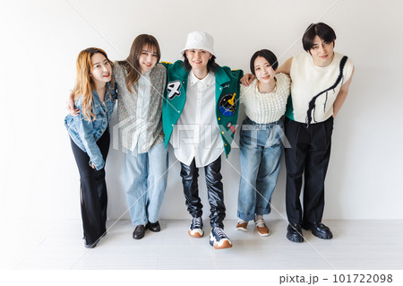 肩を組むZ世代の男女 101722098