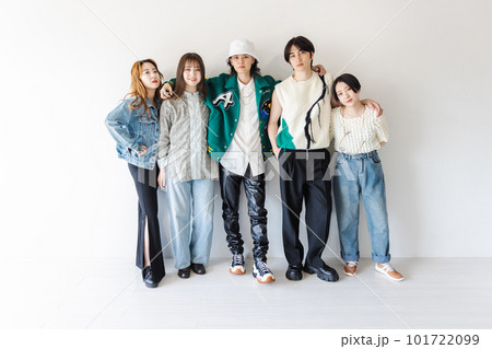 肩を組むZ世代の男女 101722099
