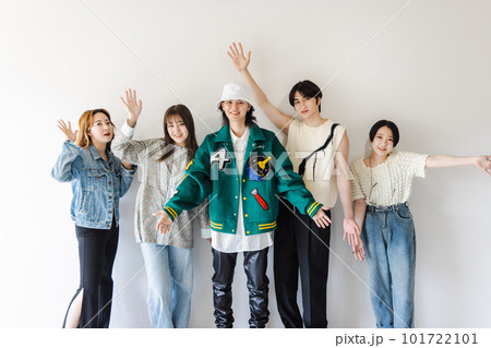 ハイテンションなZ世代の男女 ハイテンションなZ世代の男女 101722101