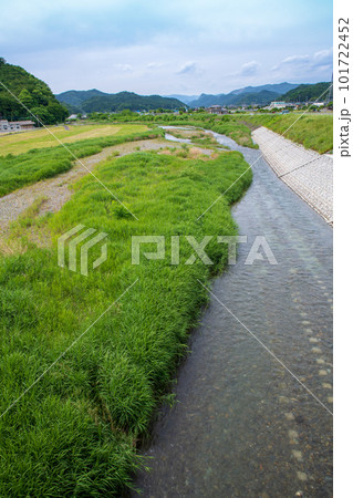 秋山川河原　葛生大橋から上流方面の眺め　初夏の風景　 101722452